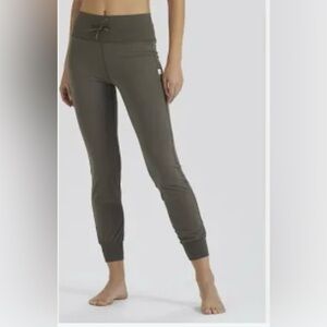 Vuori Daily Jogger green size Small